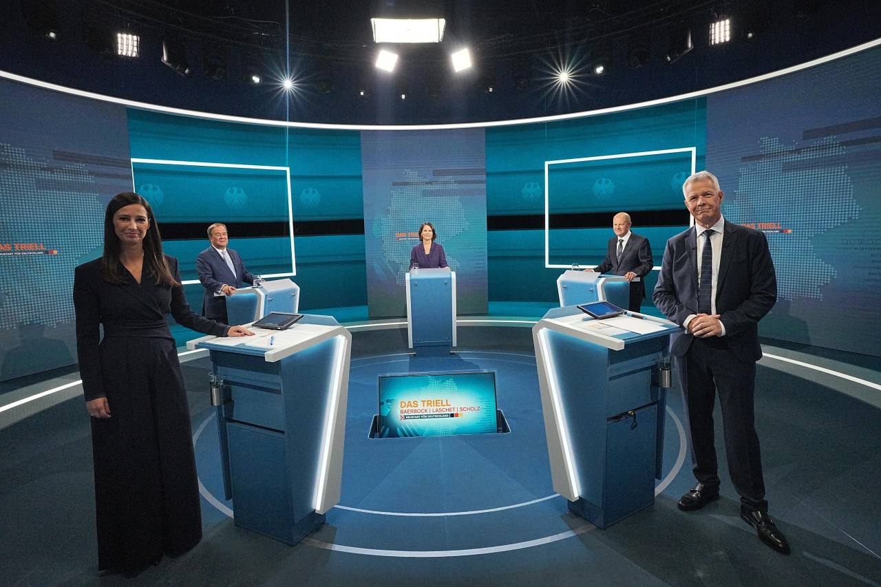 Die Kanzlerkandidaten Armin Laschet (hinten l-r, CDU), Annalena Baerbock (Bündnis 90/Die Grünen) und Olaf Scholz (SPD) stehen vor der Sendung im Fernseh-Studio in Berlin-Adlershof. Vorne die Moderatoren Pinar Atalay und Peter Kloeppel.