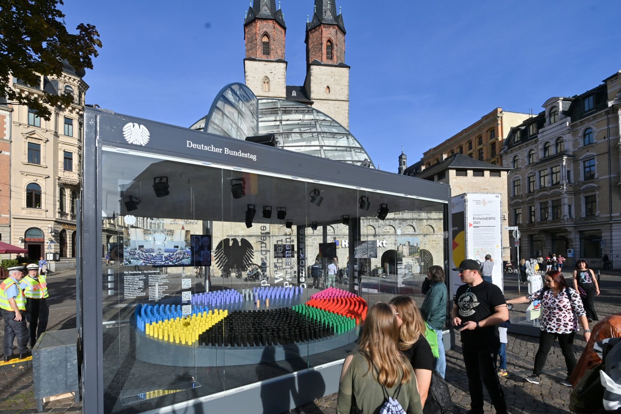 Besucher der Stadt Halle können sich die EinheitsExpo ansehen.