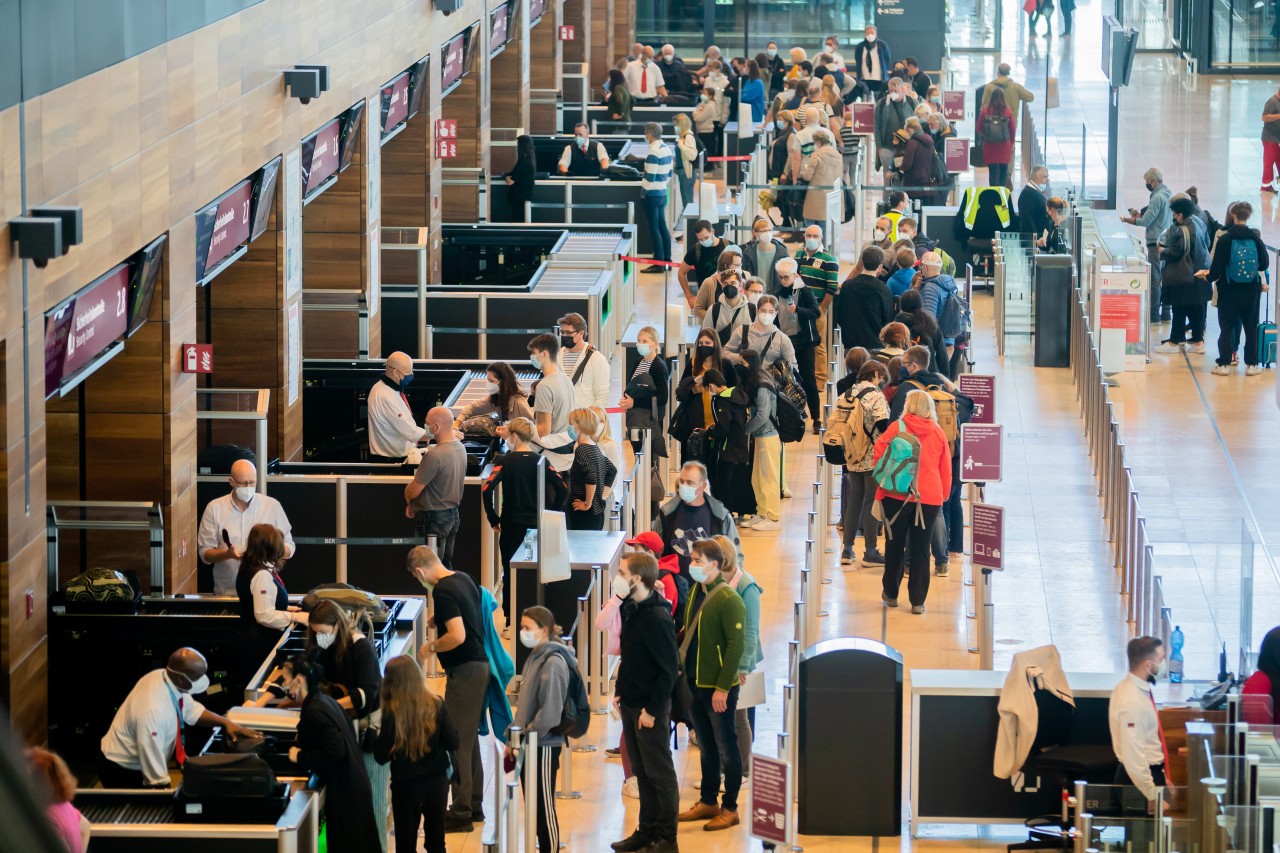 Am Berliner Flughafen standen die Passagiere stundenlang Schlange.