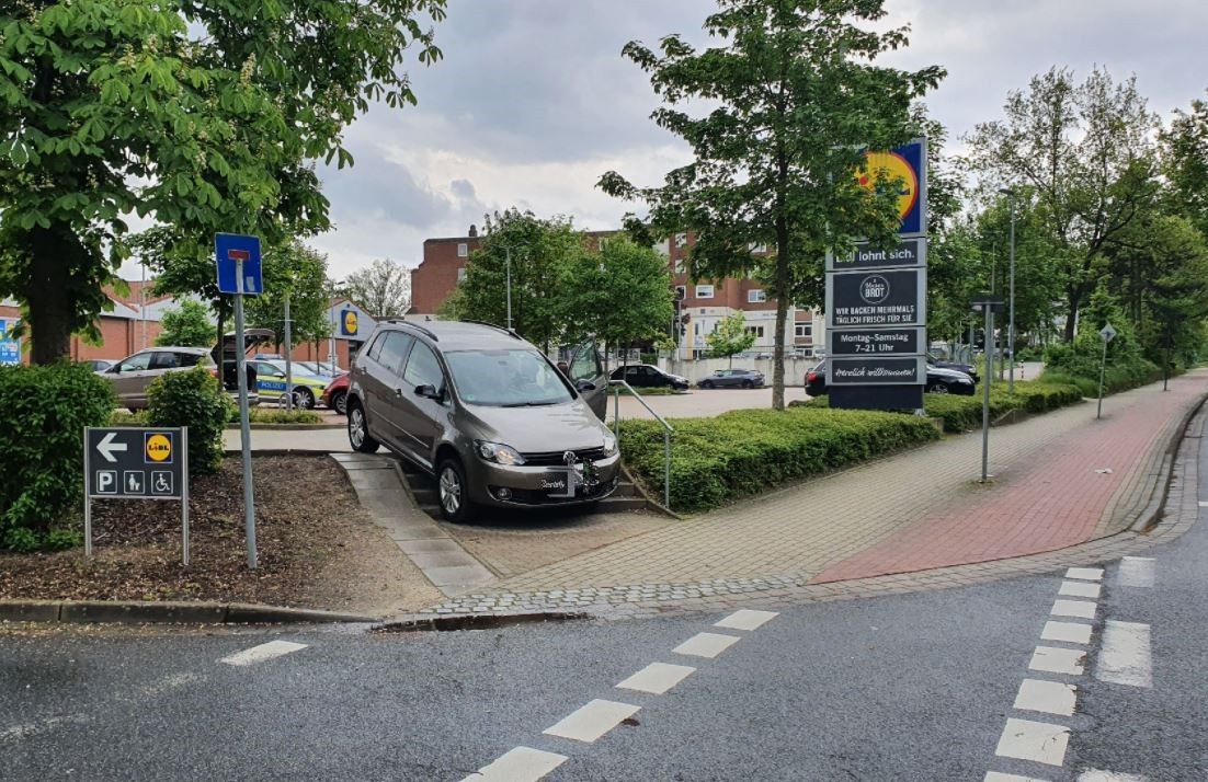 Lidl: Ein Kunde wählt die völlig falsche Parkplatz-Ausfahrt. 