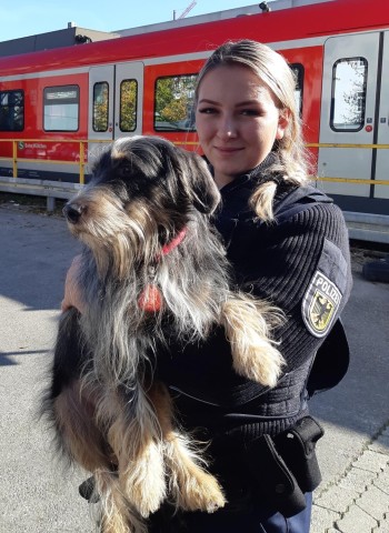 Bundespolizisten Melanie rettet Rauhaardackel Lemmy.