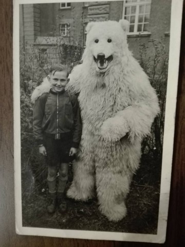 Das Foto zeigt den Bruder von Rosemarie Krys neben dem Mann „Eisbären-Mann“. Die Aufnahme entstand wahrscheinlich 1951.