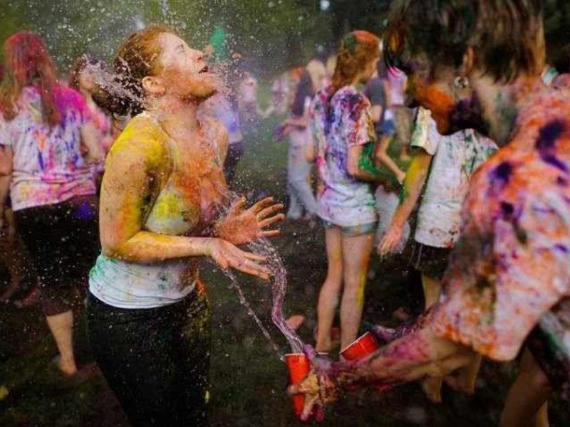 Jede Stunde werfen die Besucher ihre bunten Farbbeutel in die Menge der Holi-Fans, die es inzwischen in vielen Teilen der Welt gibt.