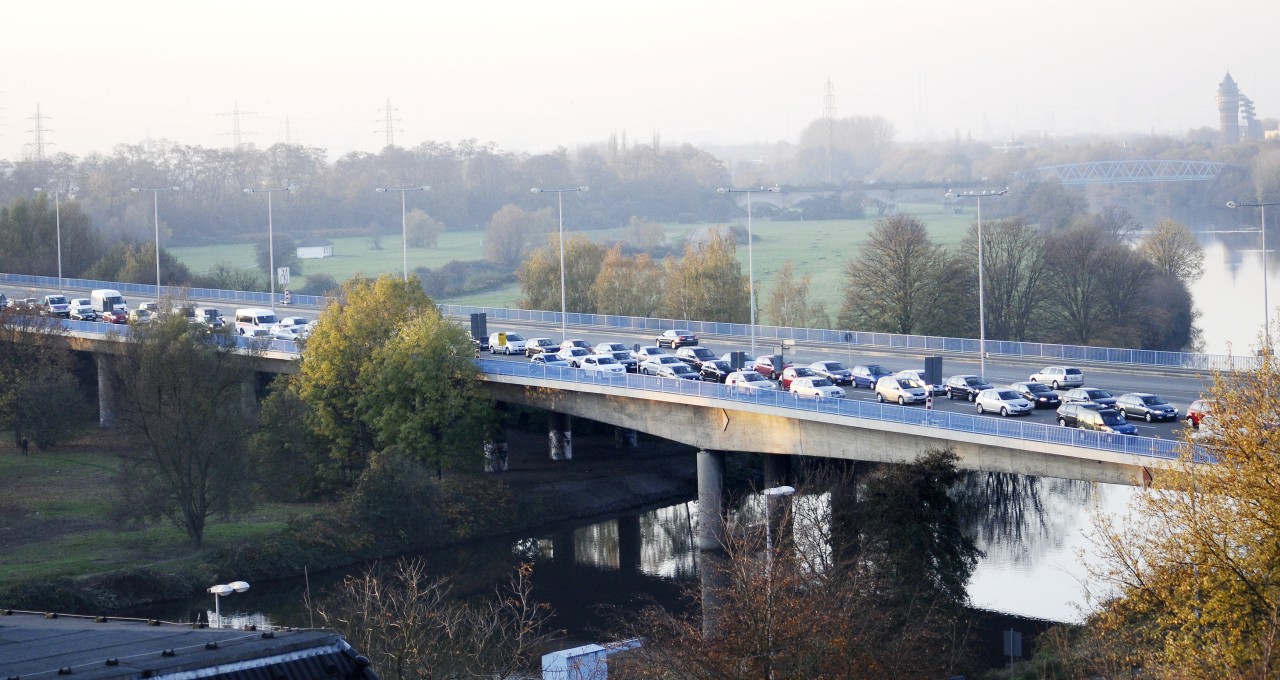 Sie mag zwar an eine Autobahn erinnern, trotzdem sind auf der Konrad-Adenauer-Brücke nur 50 km/h erlaubt.