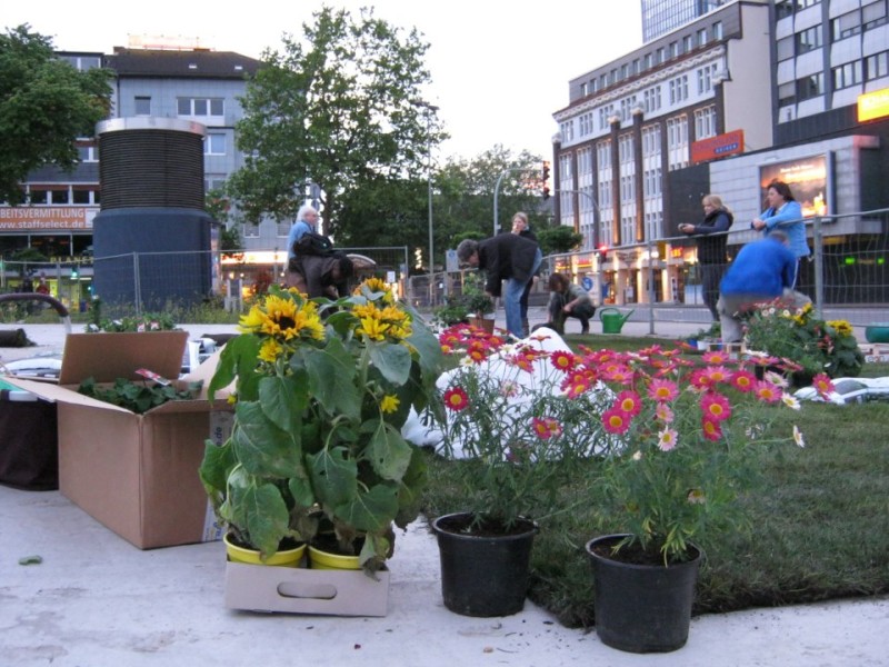 ... auf Nachahmer. An die Stadt Duisburg appellierten sie, die Stolperfallen rund um das Betonfeld zu beseitigen und den Deckel für die Duisburger zugänglich zu machen. 