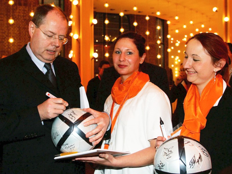 ...Steinbrück dort auch Autogramme auf dem runden Leder geben.