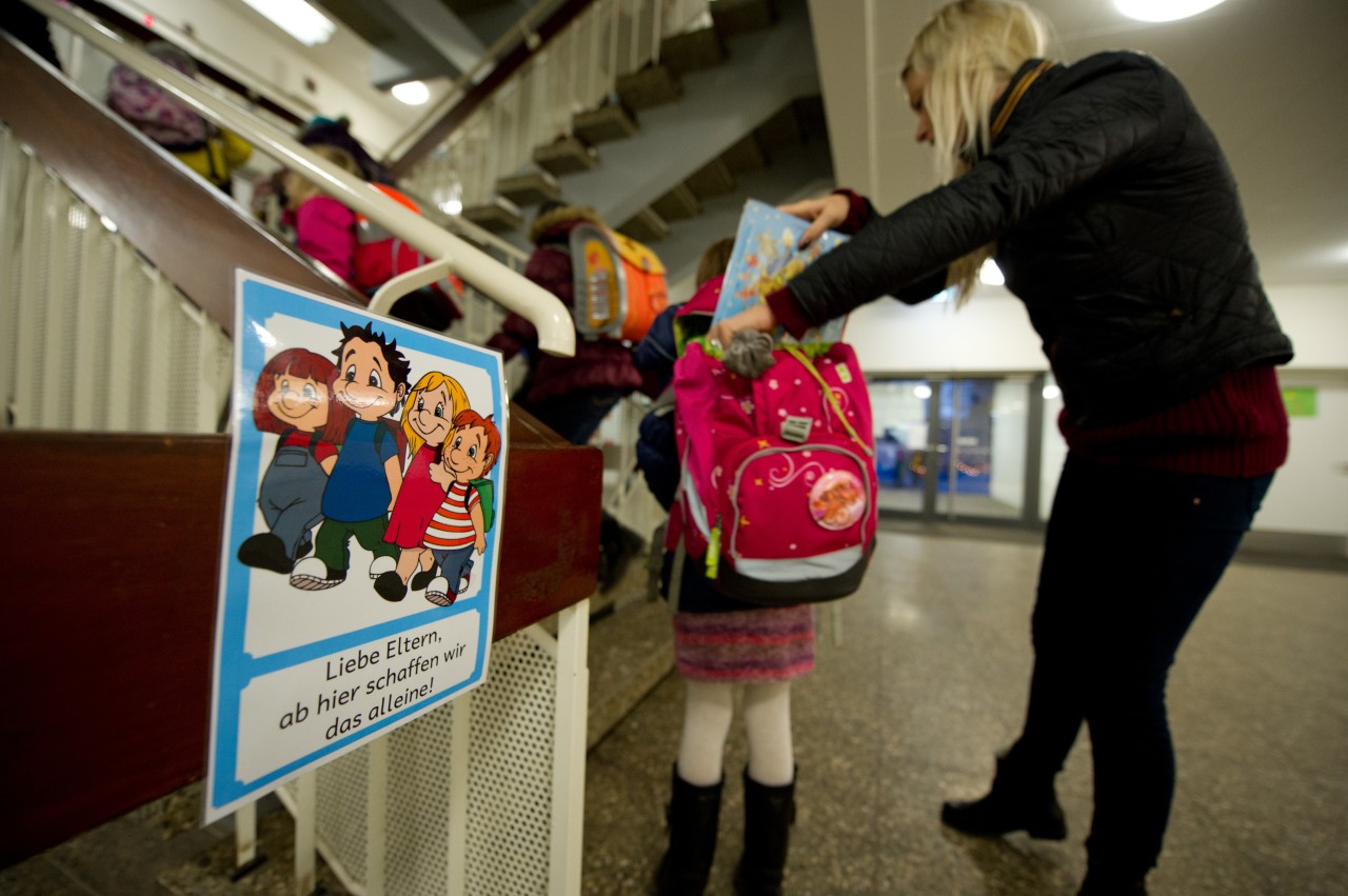 Manche Eltern wollen ihre Kinder bis in die Klasse begleiten. Doch manche Schulen schaffen Abhilfe.