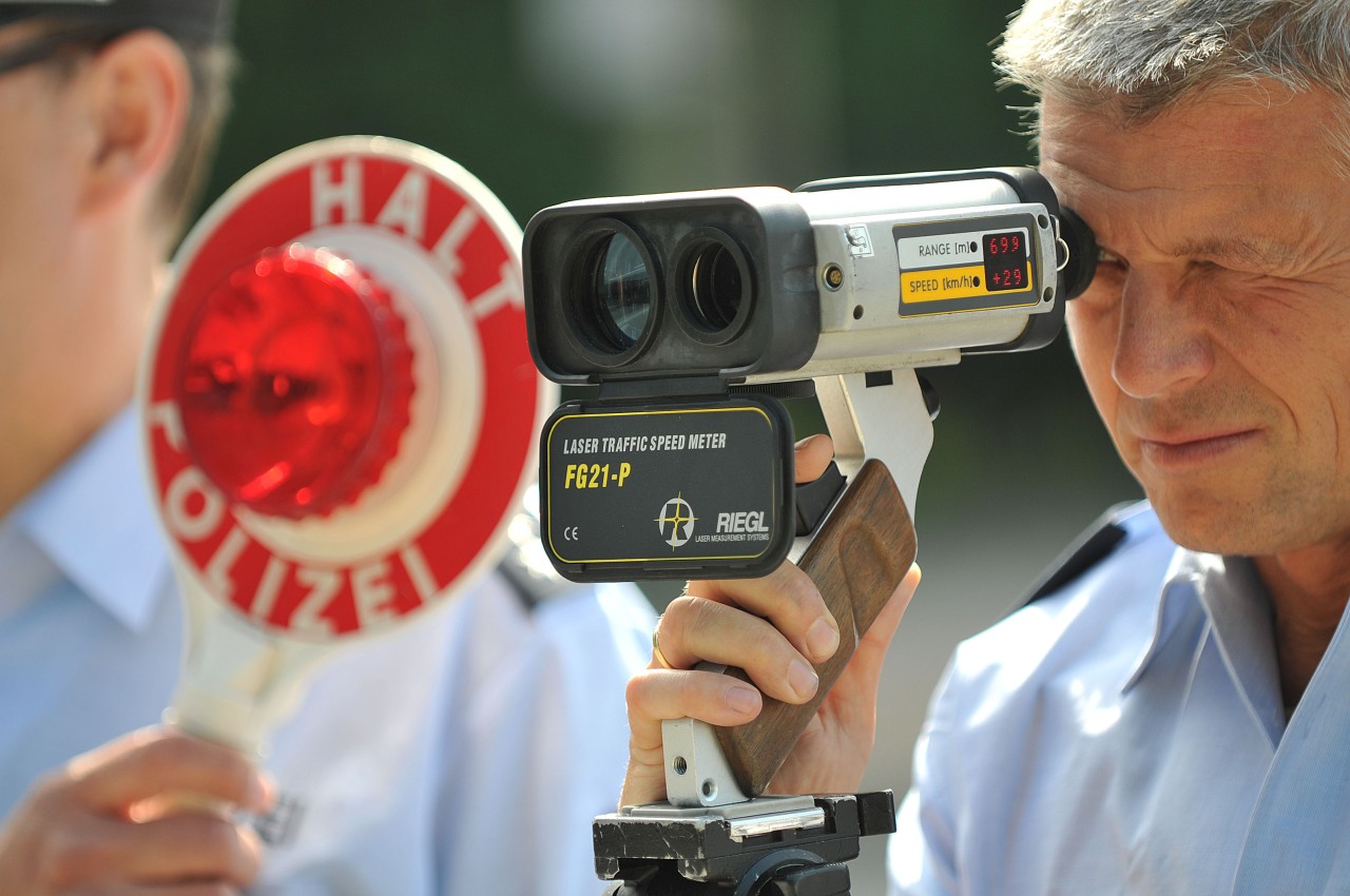 Polizeihauptkommissar Jörg Döding an einer Tempo-30-Zone in Herne.