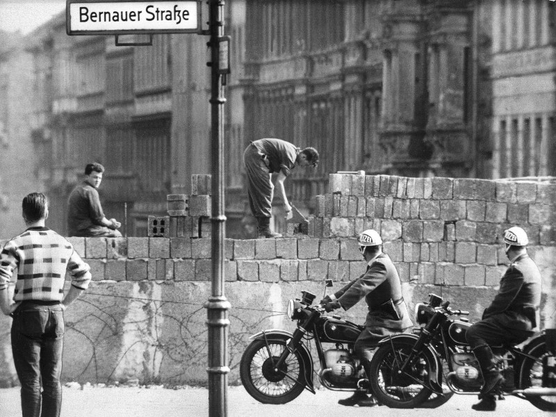 Arbeiter erhöhten die Sektorensperre im August 1961 an der Bernauer Straße in Berlin. 