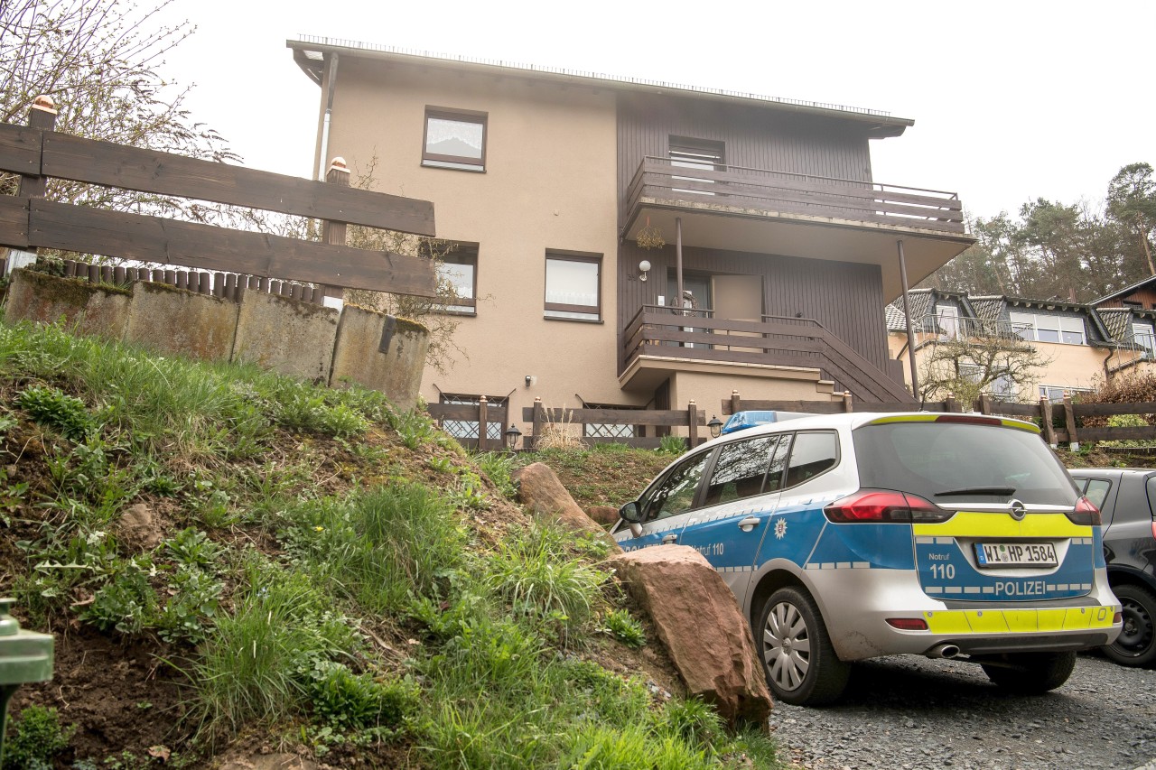 Ein Polizeiauto steht am Dienstag vor dem Haus im hessischen Bad König, in dem ein sieben Monate alter Junge nach einem Biss des Familienhundes gestorben ist.