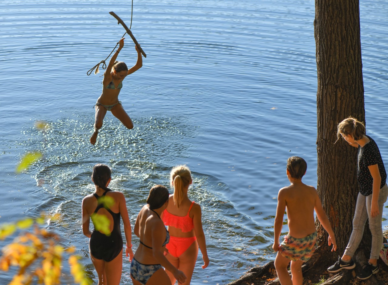 Kinder baden in Brandenburg in einem See.