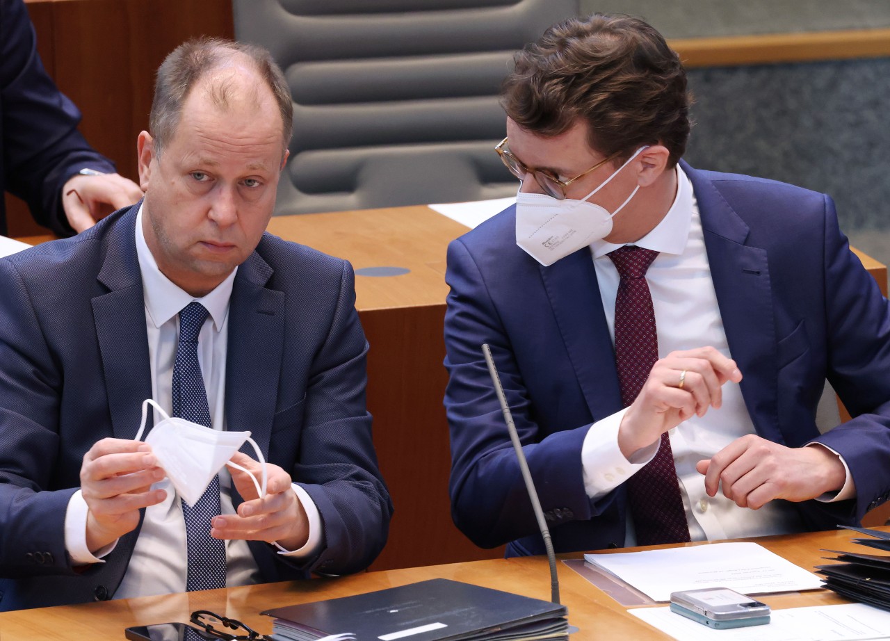 Integrationsminister Joachim Stamp mit NRWs Ministerpräsident Hendrik Wüst (re.) im Landtag NRW.