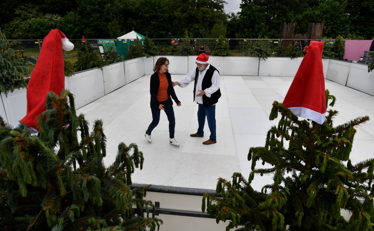 Sogar eine Eisbahn sorgt in Solingen (NRW) für Winterstimmung. Hier wird der Weihnachtsmarkt nachgeholt – im Mai.