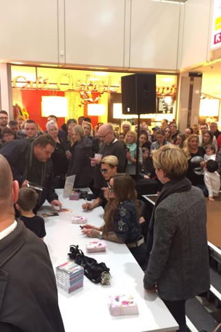 Gina-Lisa Lohnfink im Altenessener Allee-Center. Gemeinsam mit ihrem Dschungel-Kollegen Florian Wess stellte sie ihr neues Album  vor.