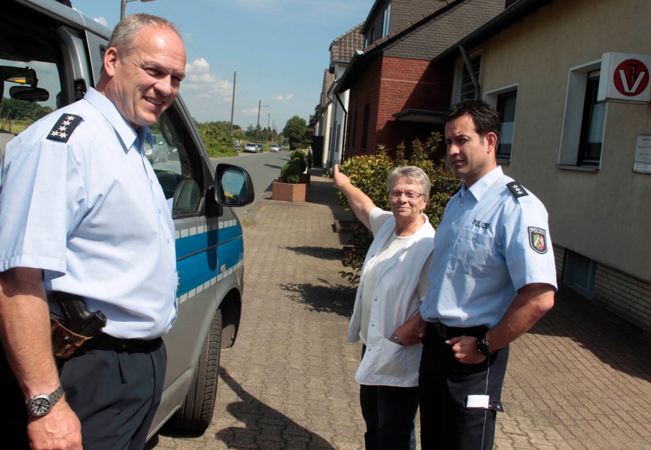 Eine Anwohnerin am Donnerberg in Frintrop mit Polizesiprecher Ulrich Faßbender (links). 