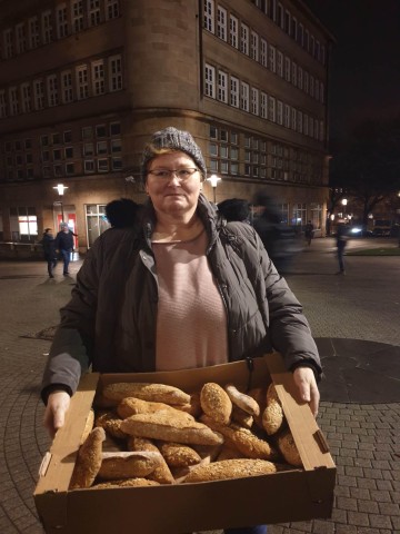 Rita Fröhlich-Eberl, 2. Vorsitzende, mit einem gefüllten Brotkorb.