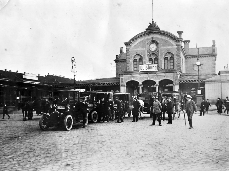 Der Hauptbahnhof vor dem 2. Weltkrieg: Bahnhofsgebäude und Vorplatz 1933 und ...