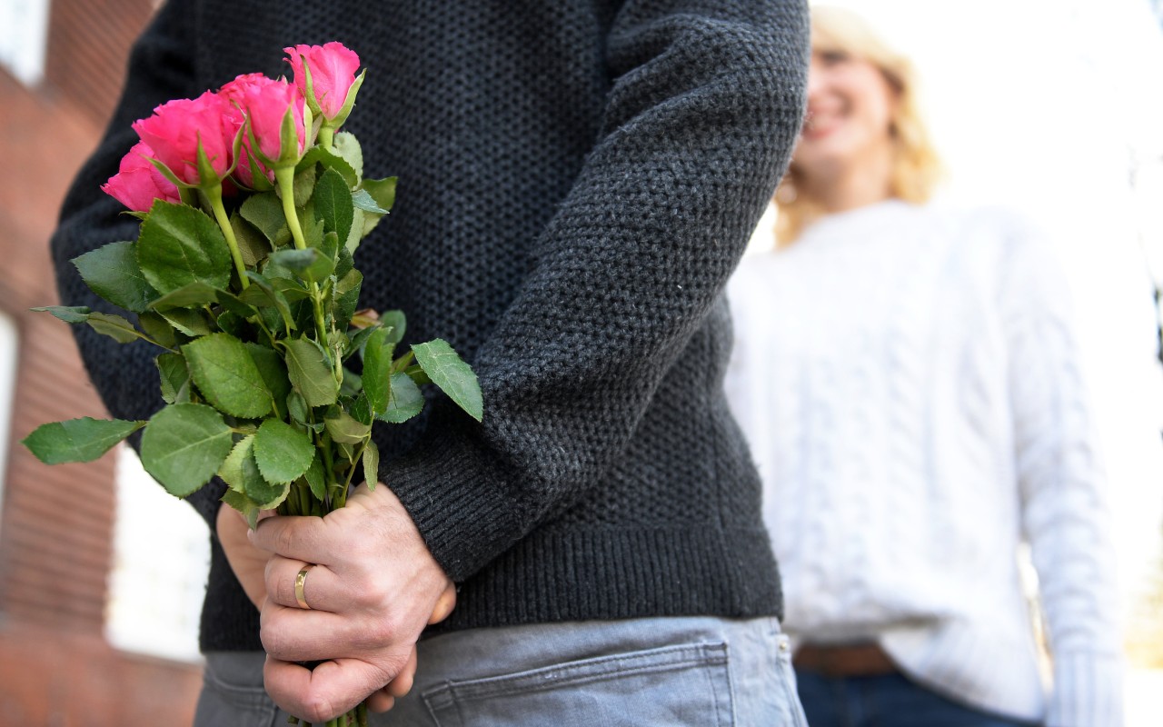 Ein Antrag sollte vielleicht nicht unbedingt auf der Hochzeit des eigenen Bruders gemacht werden. (Symbolbild)