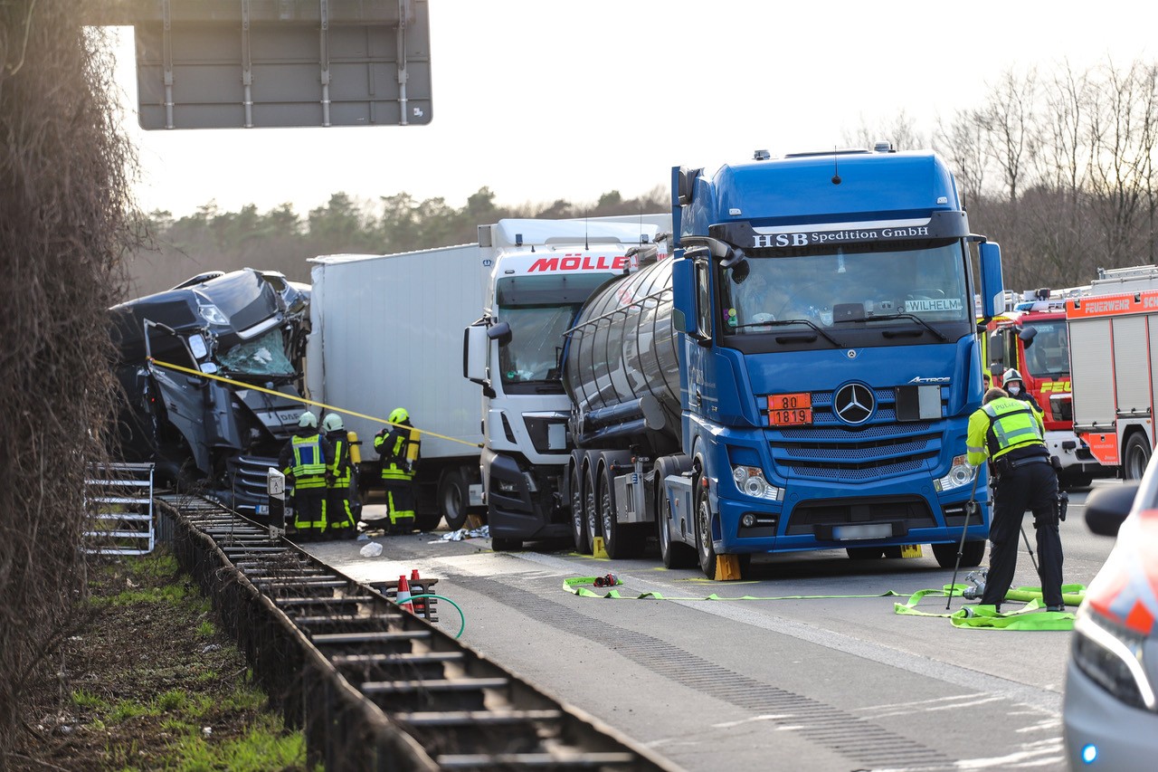 Ein Lkw wurde bei dem Unfall auf der A1 auf einen Sattelschlepper mit Gefahrgut geschoben.