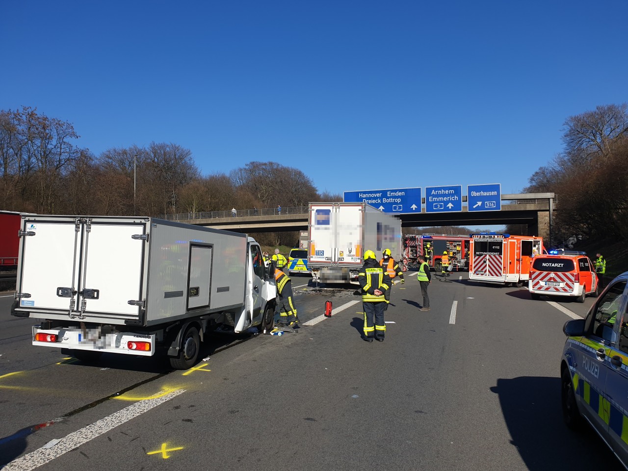 A2 in Oberhausen: Die Feuerwehr befreite das Unfallopfer aus seinem Kleintransporter.