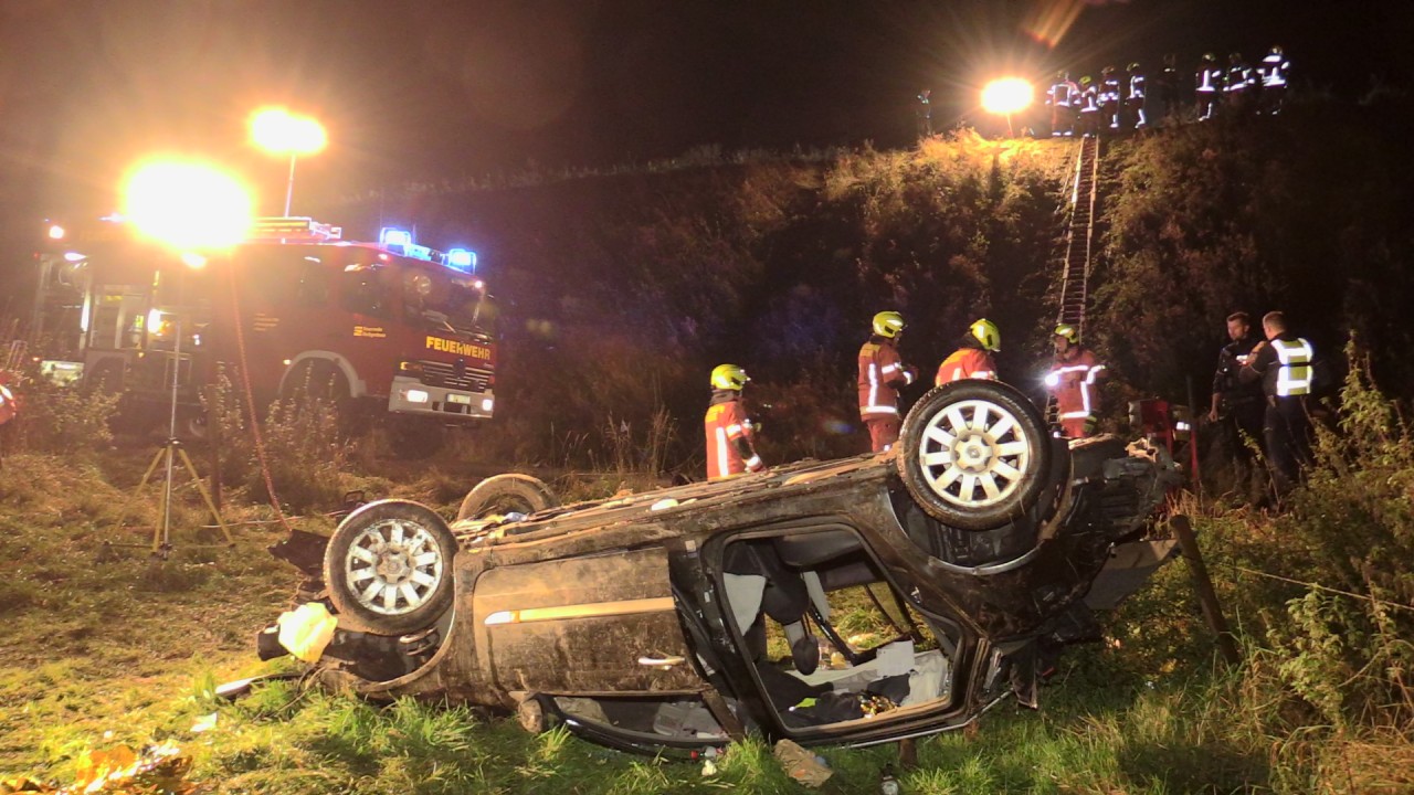 A44: Das völlig zerstörte Wrack liegt nach dem Unfall auf dem Dach.