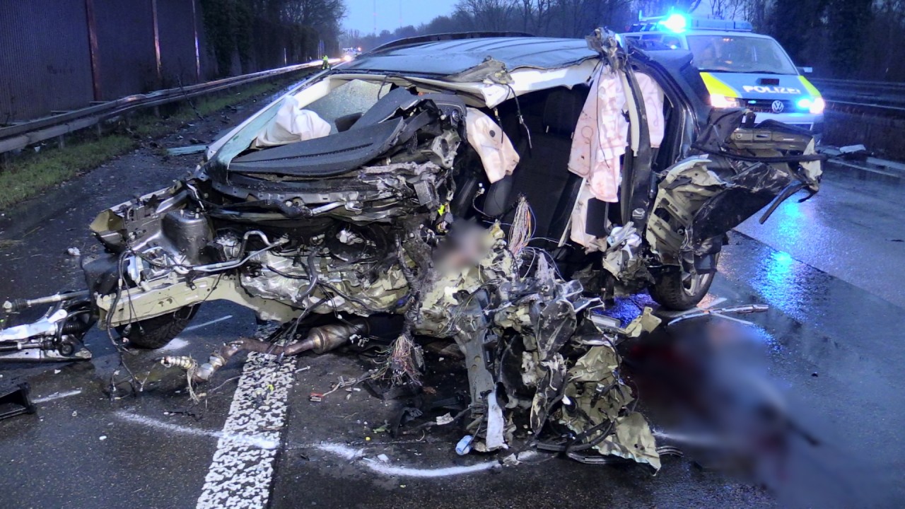 A46 in NRW: Für den Fahrer dieses Wagens sollte jede Hilfe zu spät kommen.