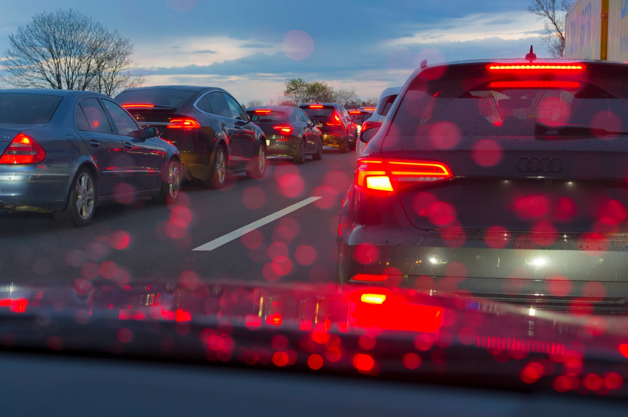 Auf der A57 in NRW hat es am Dienstag einen Riesen-Stau gegeben. (Symbolfoto)