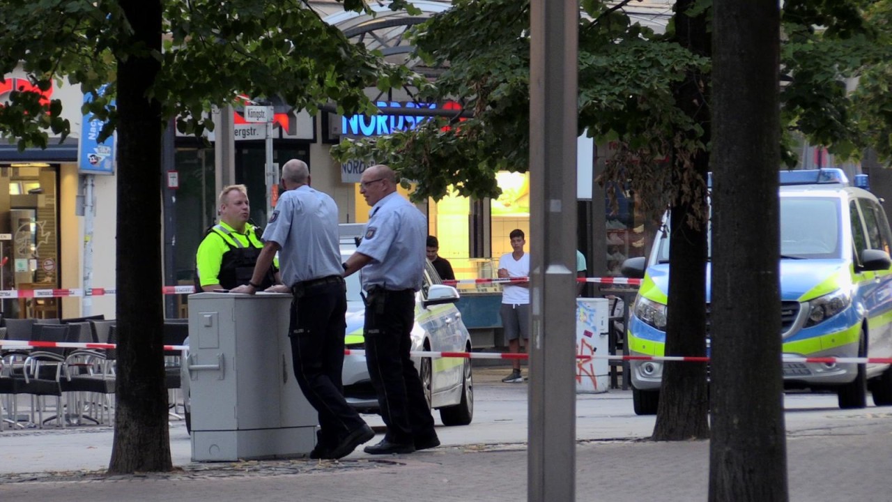 Das Einkaufszentrum „Forum Duisburg“ wurde am Abend geräumt. 