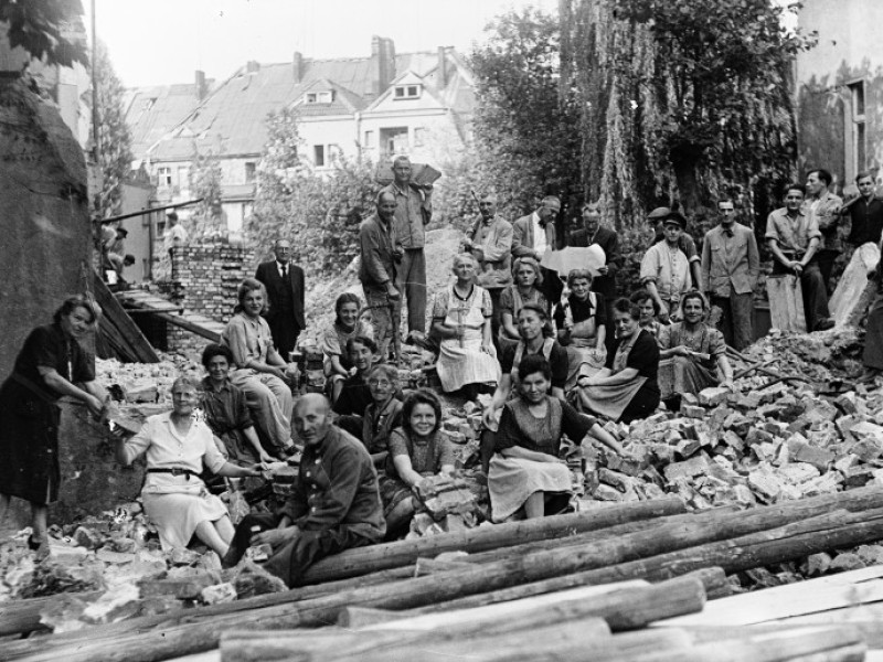 Für ihre These, die Trümmerfrau sei in Westdeutschland ein Mythos, erntet Historikern Leonie Treber im Februar 2015 viel Kritik von Essener Zeitzeugen. Auch historische Fotos zeigen, dass die Trümmerfrau weit mehr als eiN Mythos ist. Dieses Foto etwa schickte uns der heutige Propst Klaus Pahlen. Es zeigt Frauen und Männer in den Ruinen der Lutherische am Moltkeplatz, die beim letzten Großangriff auf Essen am 11. März 1945 zerstört und mit tatkräftiger Hilfe vieler Gemeindemitglieder 1947 wieder aufgebaut wurde. 
