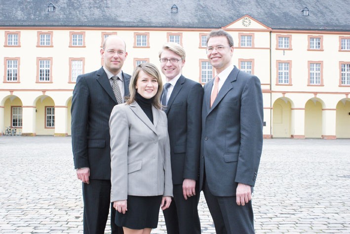 Das Akademieteam: Prof. Dr. Volker Stein, Olga Waal, Dr. Martin Horchler, Prof. Dr. Arnd Wiedemann (v.l.)., Auftaktveranstaltung: Die Unterstützung der Landräte für das Projekt Südwestfäliche Akademie war und ist groß., Svenja Schulze, die Ministerin für Innovation, Wissenschaft und Forschung des Landes NRW, besucht den Stand der Südwestfälischen Akademie für den Mittelstand auf dem NRW-Tag., Auch Kommunikationstraining wird in das Lehrangebot der Südwestfälischen Akademie für den Mittelstand integriert.