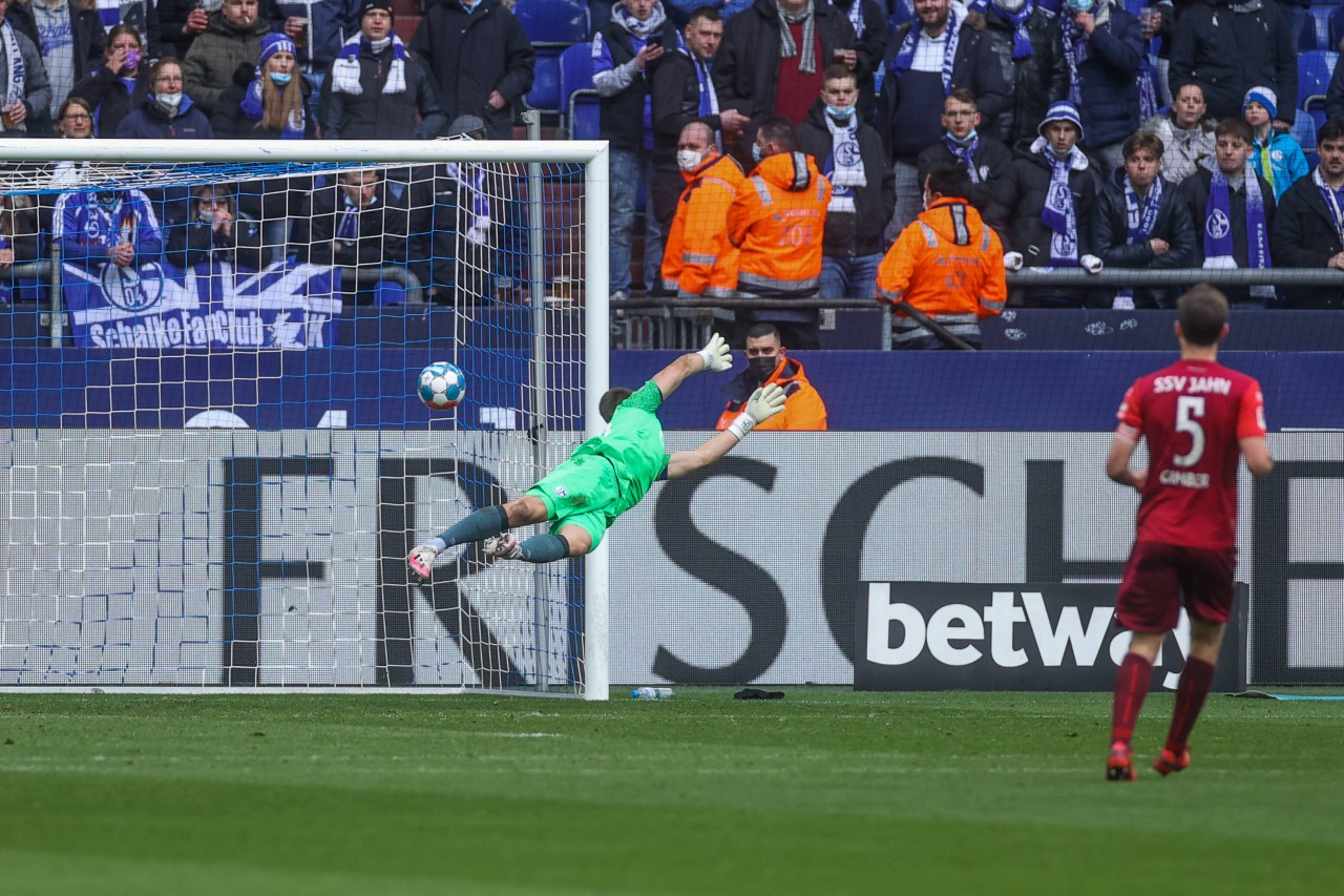 Nichts zu machen für Schalke-Keeper Fraisl.