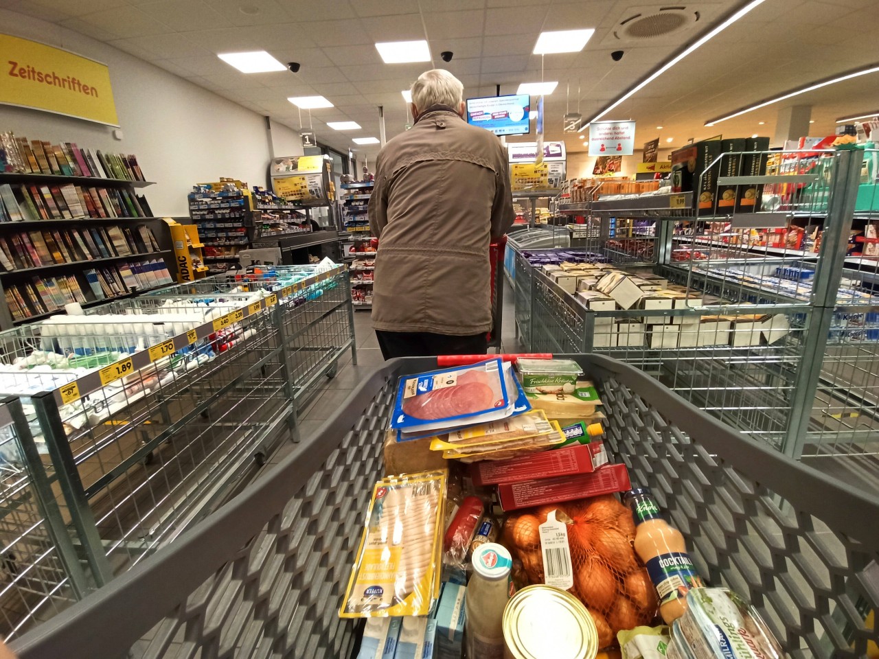 Aldi, Lidl, Edeka und Co: Es gibt bestimmte Zeiten, zu denen man beim Einkaufen nicht auf lange Schlange stößt. (Symbolbild)