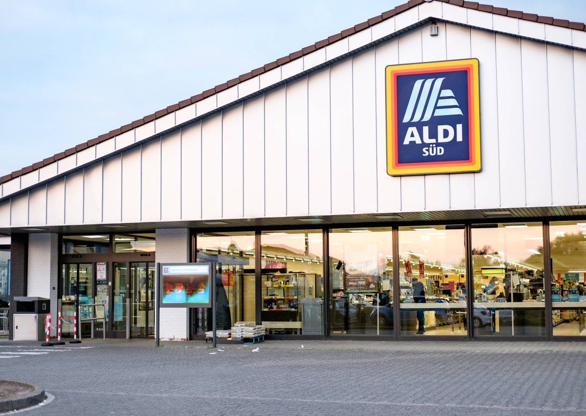 Aldi in Düsseldorf: Kunde regt sich über Schild auf – „Muss ich mit der Stoppuhr durch den Laden?"
