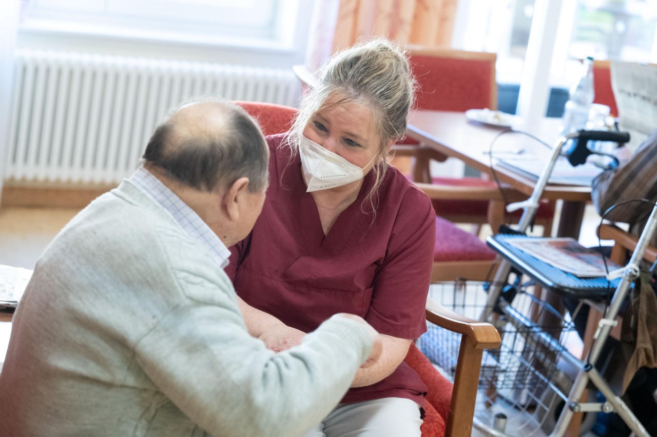 Der Bonus geht auch Mitarbeiter in der Altenpflege. 