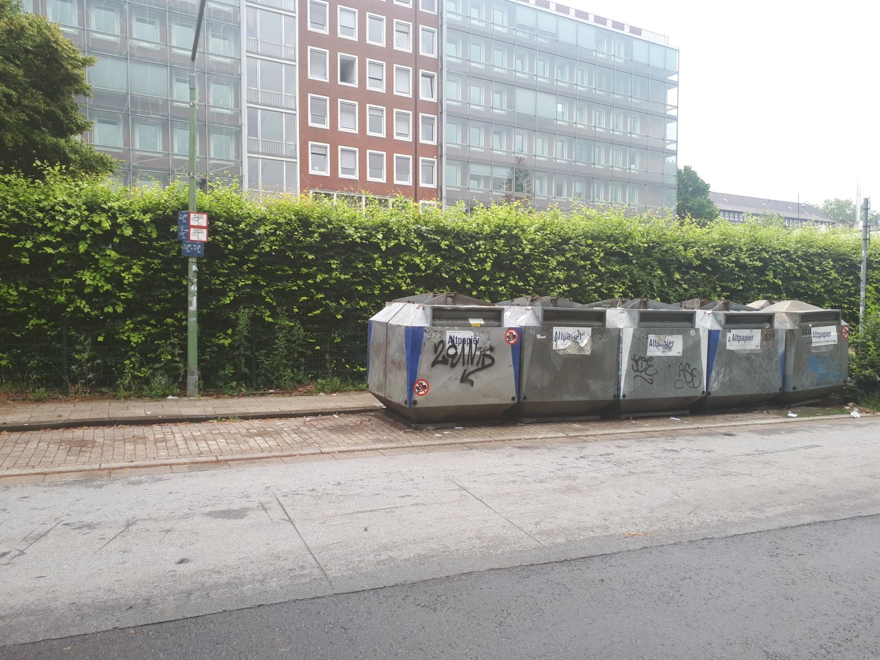 Die Container für das Altpapier sind stehen geblieben.