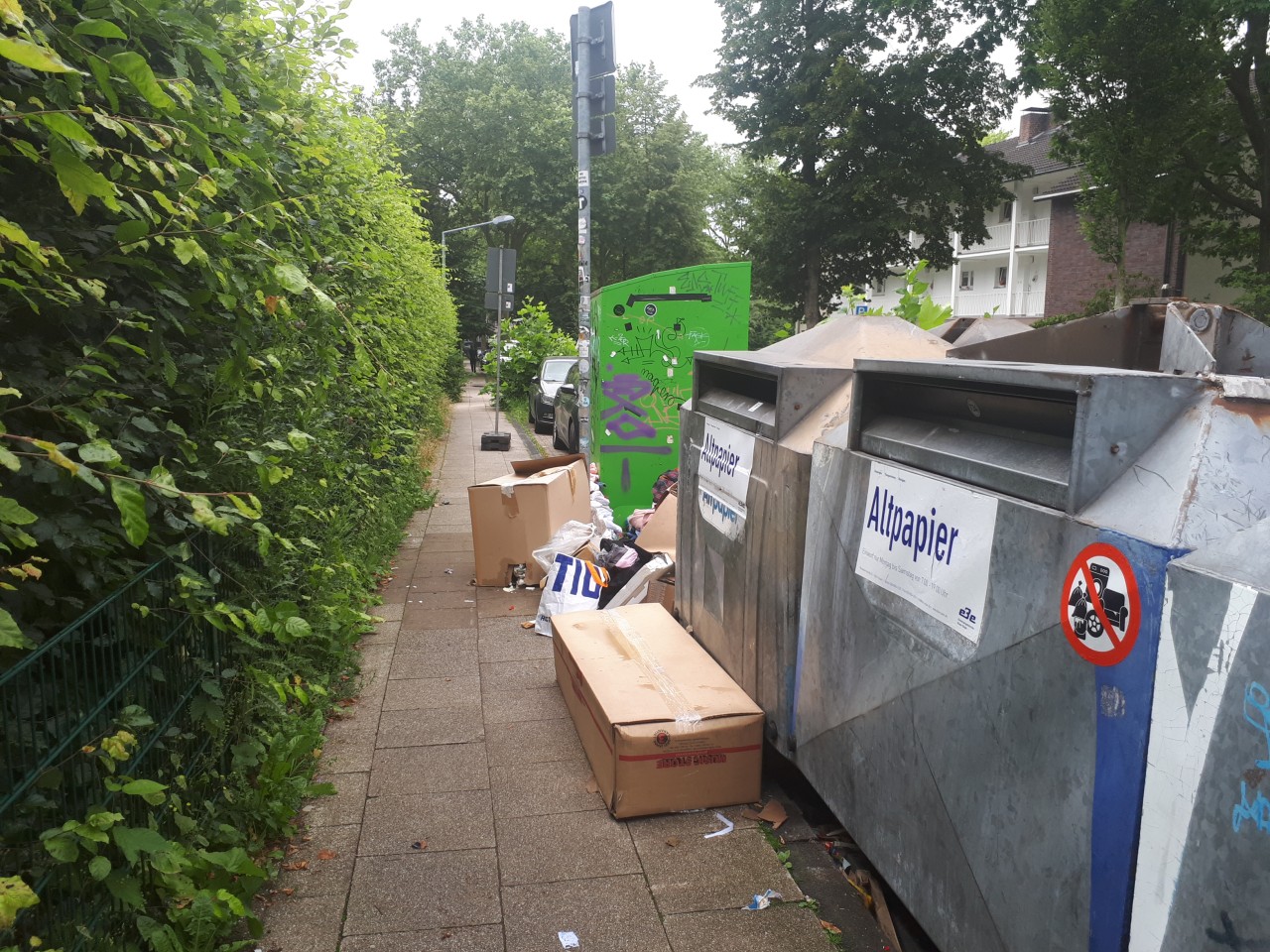 Doch auch hier stapelt sich der Müll neben den Containern. Werden sie als nächstes abgeholt?