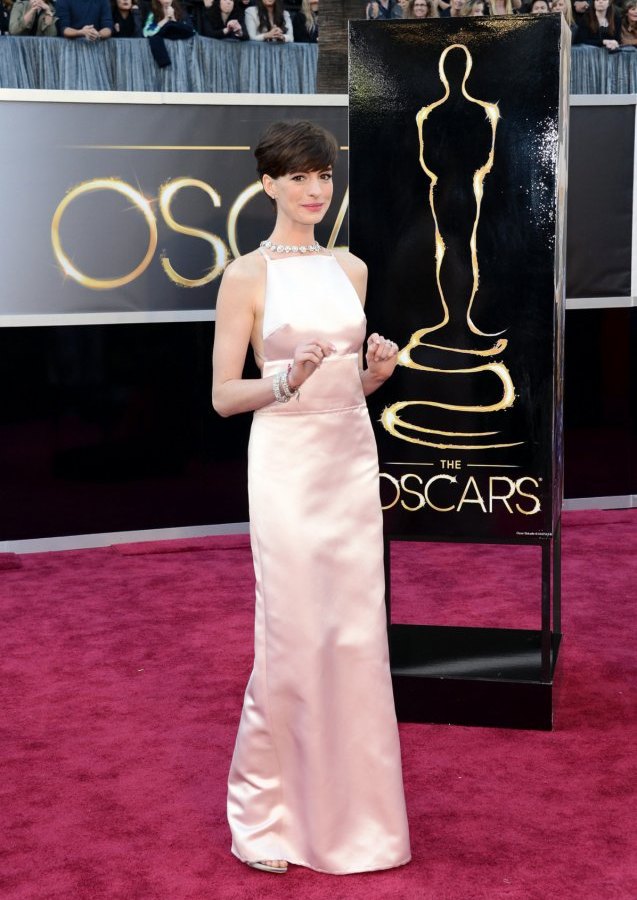 Anne_Hathaway_Oscar_Kleid.jpg