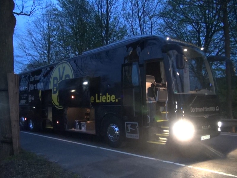 Am Mannschaftsbus des BVB hat es drei Explosionen von Sprengkörpern gegeben.