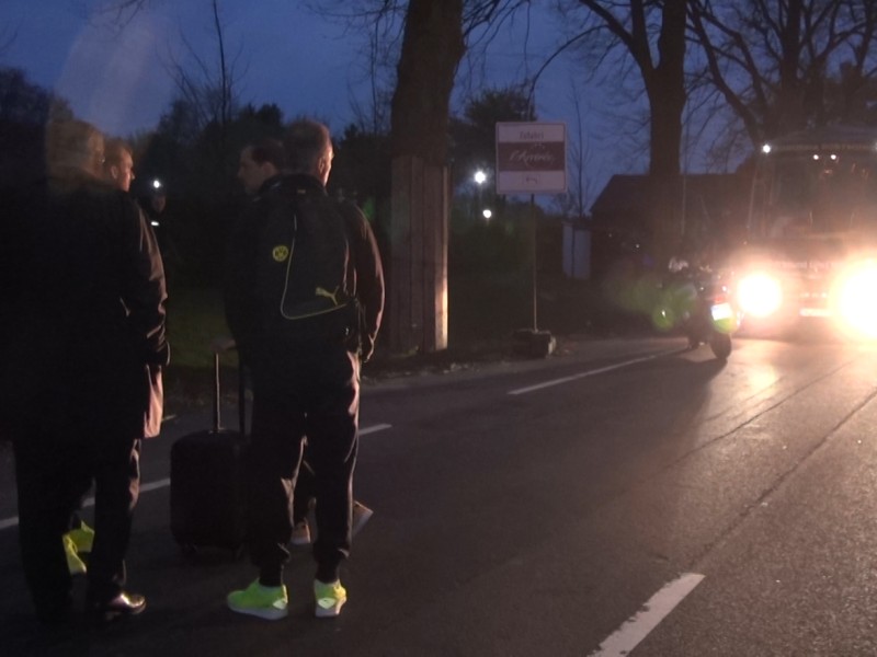 Kurz nach dem Anschlag am BVB-Bus.