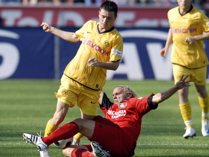 Das waren noch Zeiten, als beim BVB die Bälle einfach nur lang aus der Abwehr geschlagen wurden. Mit verantwortlichen für den destruktiven Spielaufbau: Antonio Rukavina. Nach seinem kurzen Intermezzo bei der Borussia spielt der Serbe mittlerweile recht erfolgreich in Spanien für den FC Villareal. Etwas Gutes hatte seine Verpflichtung doch noch: 2009 tauschte der BVB den Rechtsverteidiger gegen Sven Bender.