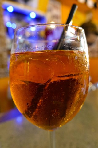 So sollte ein Aperol Spritz normalerweise aussehen: Leuchtend orange. (Symbolbild)