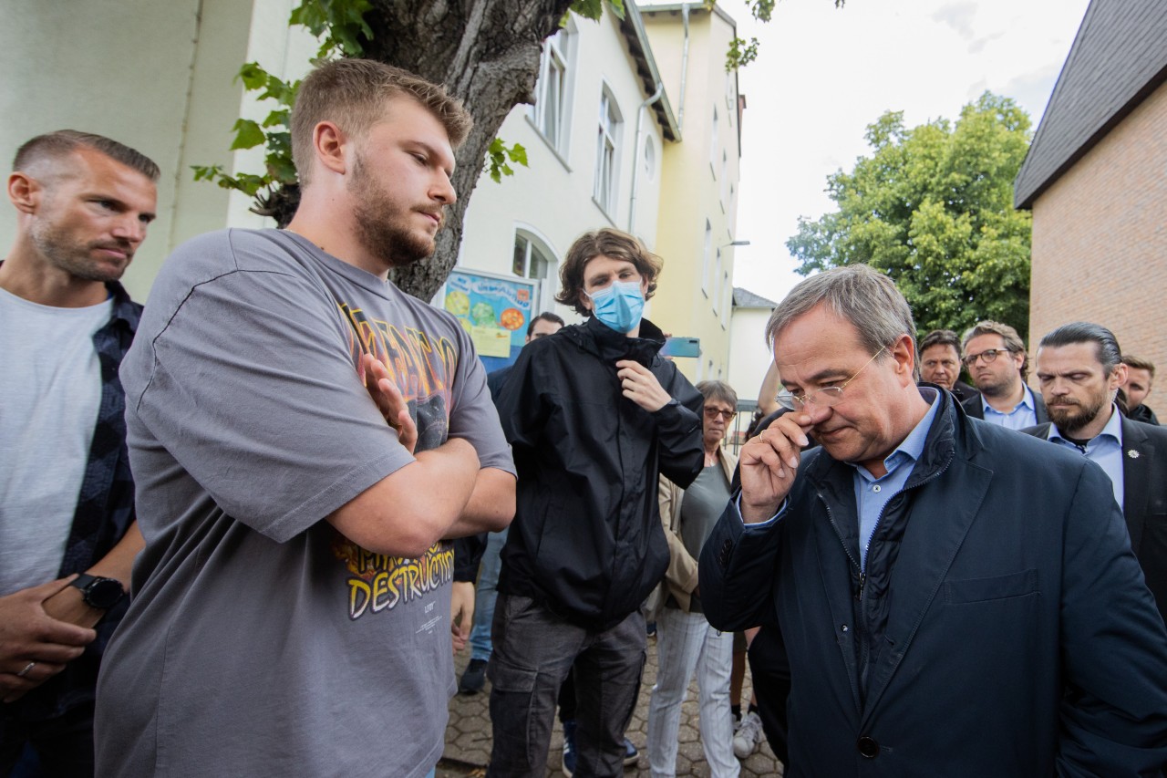 Armin Laschet (r) muss sich in Swisttal kritschen Fragen stellen.