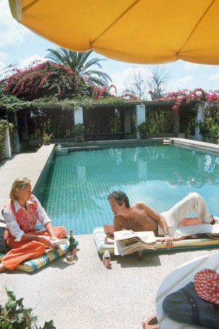 So lässt es sich aushalten: Arndt von Bohlen und Gattin Henriette von Auersperg 1974 am Pool der Villa in Marrakesch. Mit der Prinzessin aus verarmtem Hochadel war der als schwul bekannte Erbe 1969 in den Stand der Ehe getreten.