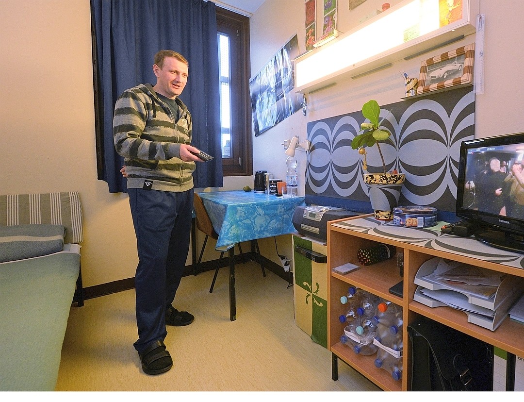Bett, Tisch, Fernseher: Eduard K. in seinem Haftraum in der JVA in Geldern. 