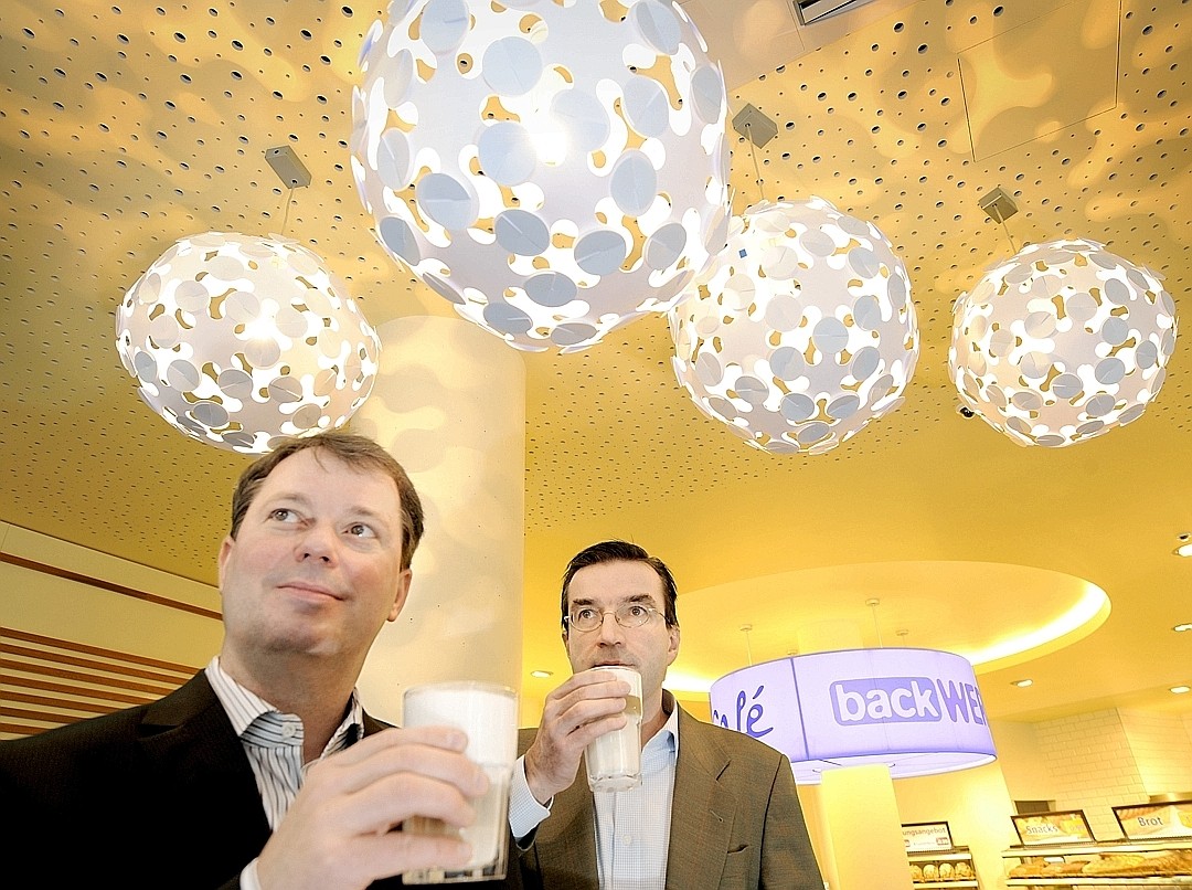 Die Backwerk-Chefs Dr. Dirk Schneider und Hans Christian Limmer (v.l.) in der Vorzeigefiliale am Essener Porscheplatz. Foto: Matthias Graben / WAZ FotoPool