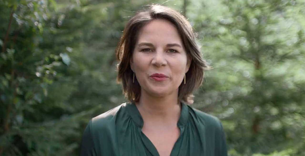 Kanzlerkandidatin Annalena Baerbock steht im neuen Grünen-Wahlspot im Wald. 