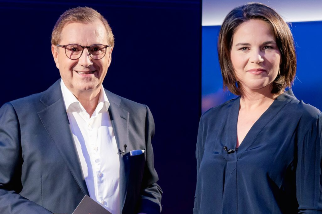 Jan Hofer im RTL-Studio neben Kanzlerkandidatin Annalena Baerbock (Grüne).