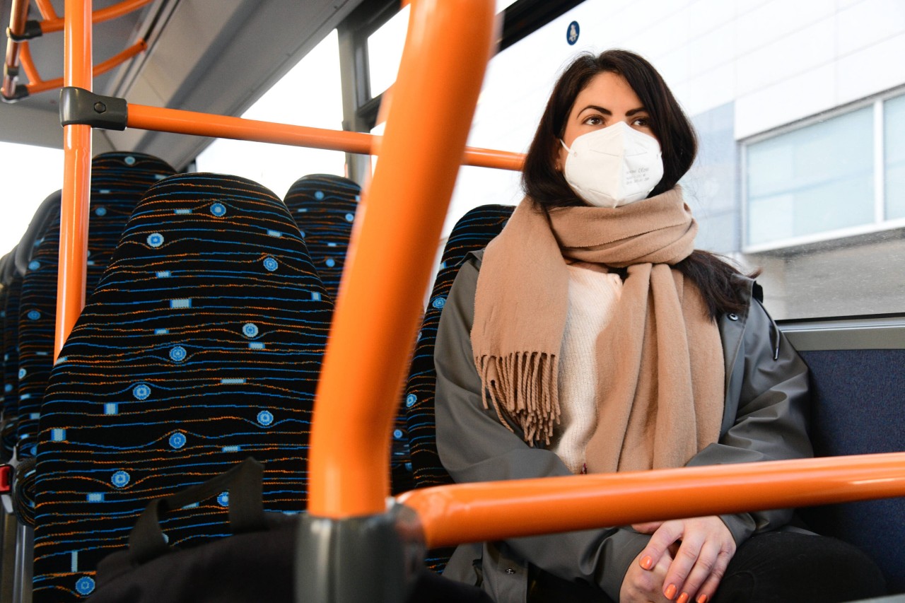 In NRW muss im gesamten ÖPNV ab sofort nur noch FFP2-Masken getragen werden. Alle anderen Schutzmasken sind unzulässig. (Symbolfoto)