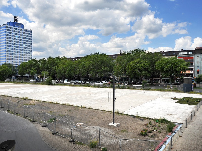 Fensterblick aus dem Medienhaus Duisburg: Die Bahnhofsplatte ist nicht zu übersehen. Diese Aussicht twittert DerWesten @DerWestenDu werktäglich, um den Baufortschritt zu dokumentieren. Dieses Foto vom 11. Juni 2012 zeigt rechts außen bereits den Platten-Garten in der Betonwüste, ... 