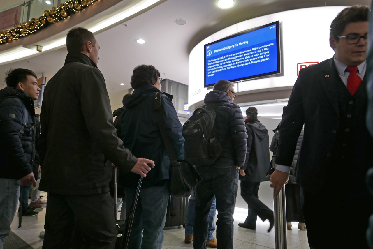 Reisende am Nürnberger Hauptbahnhof. In Bayern fährt am Montagmorgen wegen des Warnstreiks kein Zug mehr.